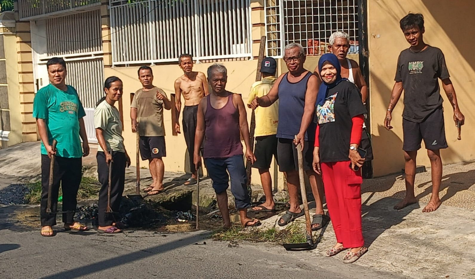 Warga Lingkungan 3 Tegalsari Mandala III Medan Denai Bersihkan Parit dan Pasang Umbul-Umbul Sambut HUT ke-81 RI