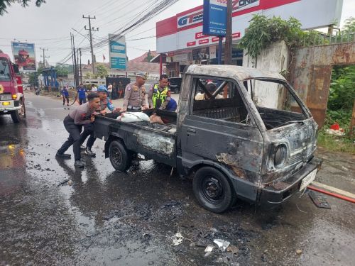 Mobil Terbakar di Jalan Alamsyah RPN Kotabumi, Personel Pamapta dan Satlantas Polres Lampung Utara Cepat Bertindak