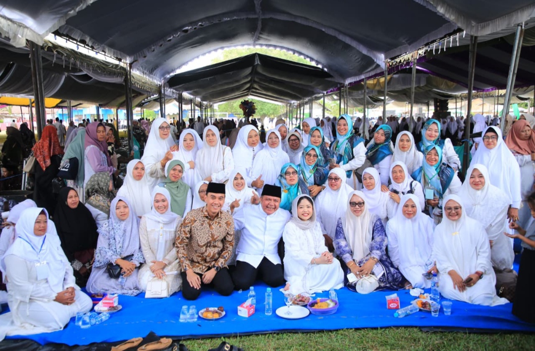 Ribuan Jemaah Padati Lapangan Tugumulyo untuk Harlah ke-14 JATMAN OKI, Gubernur Herman Deru Apresiasi Ukhuwah dan Serahkan Bantuan