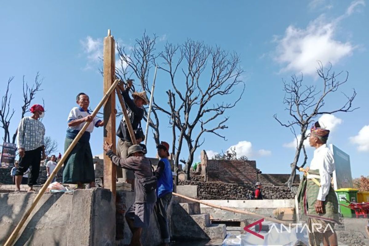 75 Rumah Adat Sade Lombok Tengah Mulai Dibangun Ulang, Tradisi Nyemulak Tandai Rekonstruksi Pasca-Kebakaran