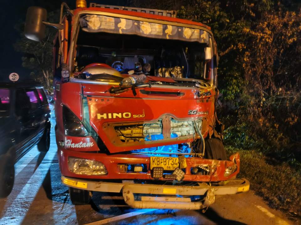 Bus Damri Mogok di Jalan Khatulistiwa Pontianak, Sopir Terlindas Truk Trailer Saat Isi Air Radiator