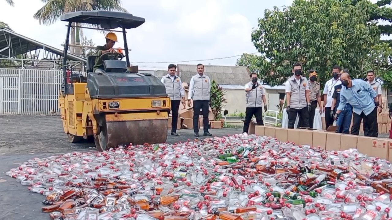 Polda Sumsel Musnahkan 20.088 Botol Miras Oplosan, Empat Tersangka Jaringan Ilegal Masih Diproses Hukum