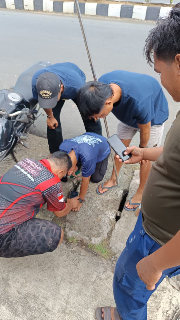 Kunci Motor Jatuh ke Gorong-gorong Sedalam 2 Meter, Damkar Bengkulu Selatan Evakuasi Pakai Alat Penjepit