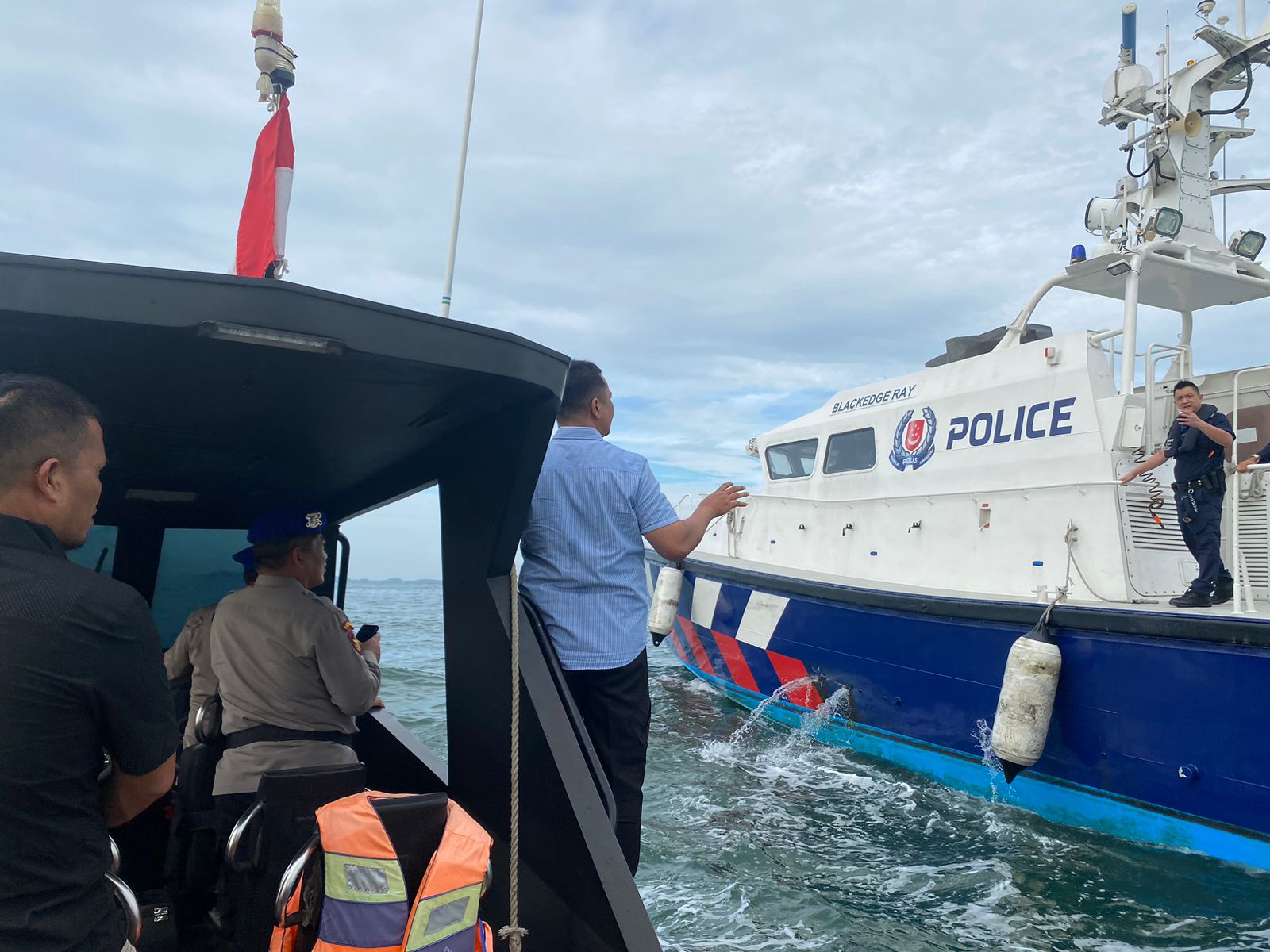 Kapal Kargo Batam Indah 9 Tenggelam di Selat Singapura, Delapan Awak Kapal Selamat Dievakuasi Kapal AYU 68