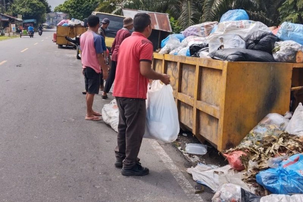 Pemkab Pasaman Barat Tambah 3 Truk dan 9 Becak Sampah, Target 80 Ton Per Hari Terangkut ke TPA