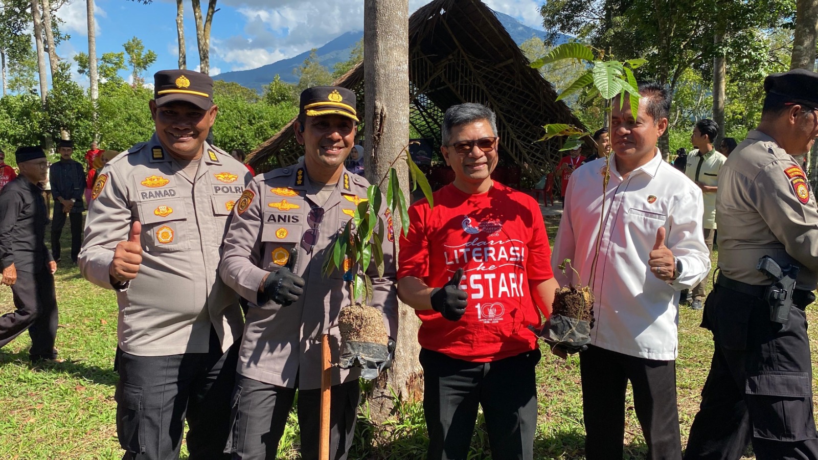 Sekjen Kemlu Denny Abdi Tanam 1.000 Pohon di Kawasan Wisata Tabiang Barasok Bukittinggi, Sempat Dikira Hanya 100 Bibit