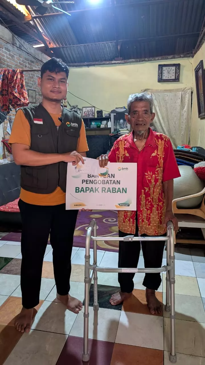 BMH Sumut Salurkan Bantuan Biaya Pengobatan untuk Pak Raban di Medan Tembung, Warga Lansia yang Sakit Hernia dan Cedera Kaki