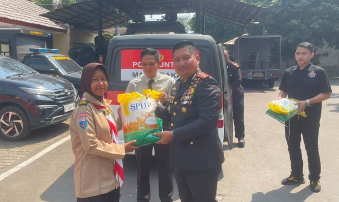 HUT Bhayangkara ke-80, Polres Cilegon Bagikan 500 Kg Beras untuk Warga Kurang Mampu di Depan Mako