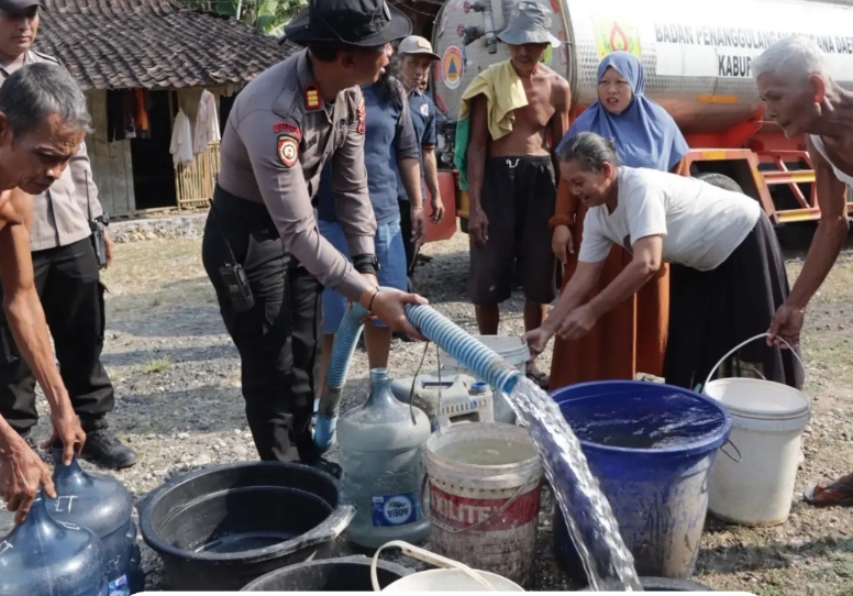 Sambut Hari Bhayangkara ke-80, Polres Grobogan Manfaatkan Armoured Water Cannon untuk Salurkan Air Bersih ke Desa Dalingan