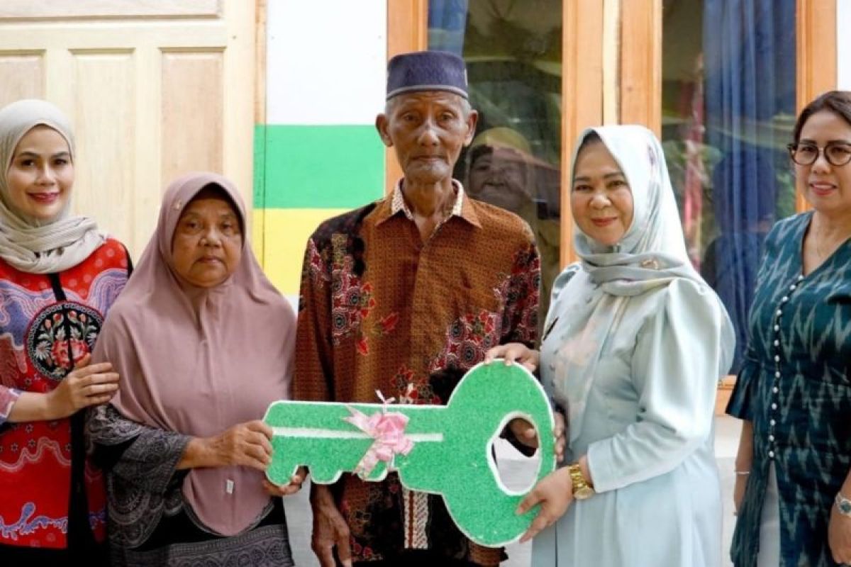 Plt Bupati Langkat Serahkan Kunci Rumah Layak Huni di Pematang Serai, Baznas Salurkan Bantuan Rp26 Juta