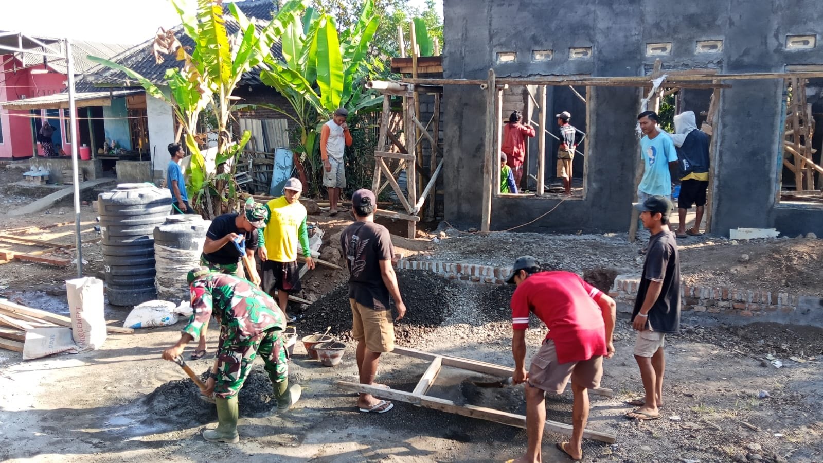 Satgas TMMD Ke-129 Kodim Dompu dan Warga Percepat Plester Dinding Musala Baiturrahman di Manggelewa