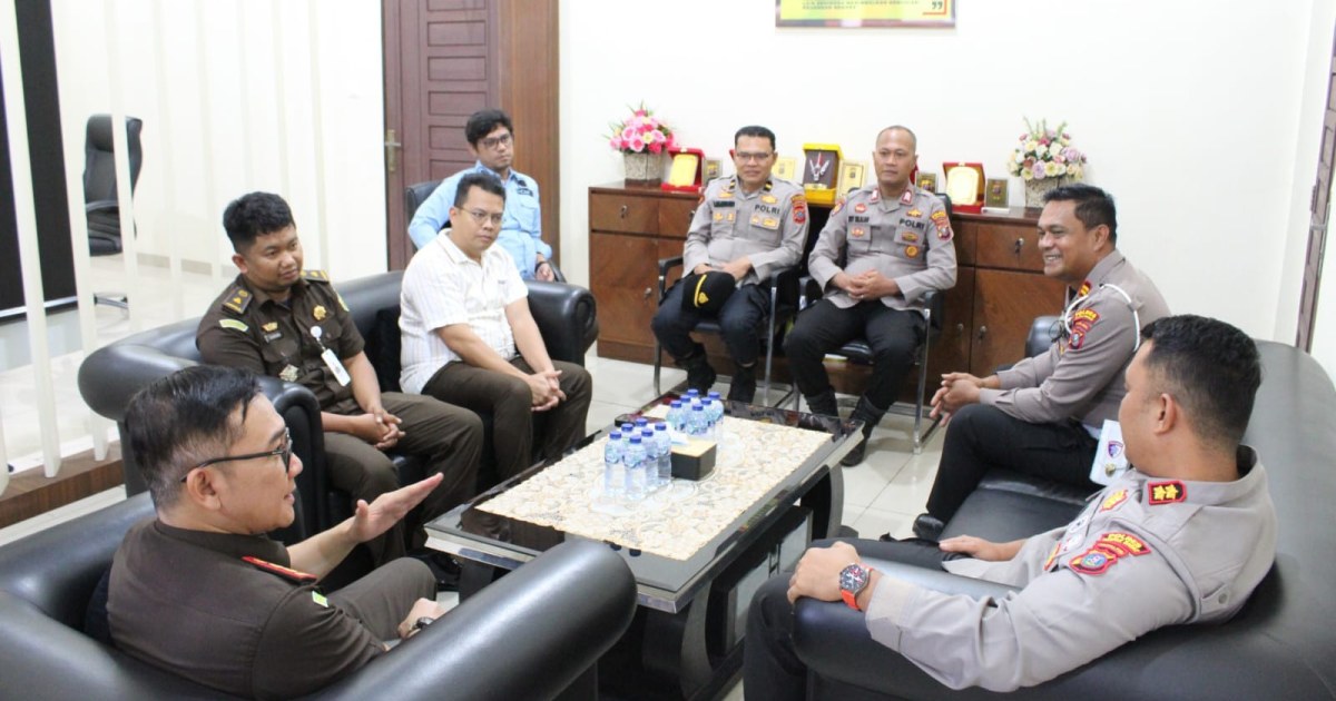 Polres Pakpak Bharat dan Kejari Dairi Perkuat Sinergi Penegakan Hukum dalam Silaturahmi di Sidikalang