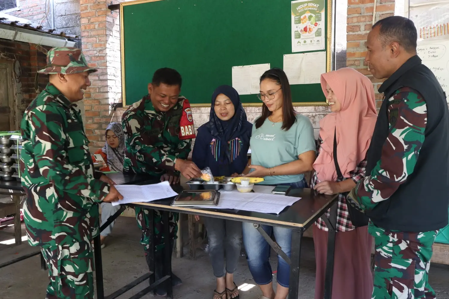 Tinjau Dapur Umum TMMD di Tengaran, Danramil Apresiasi Gotong Royong Warga Siapkan Konsumsi