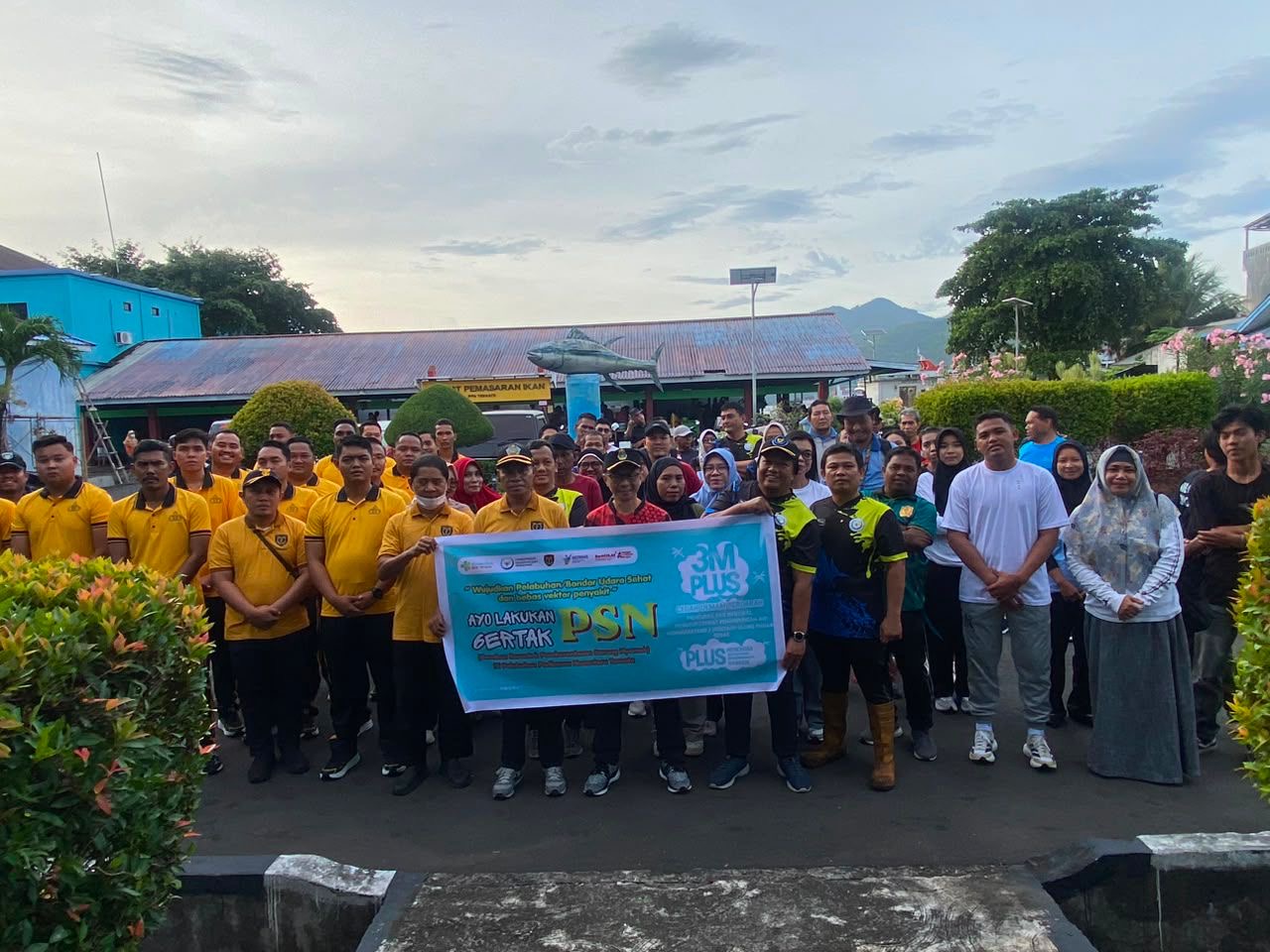 Ditpolairud Polda Malut Gelar Aksi Bersih di PPN Ternate, Puluhan Personel Kerja Bakti Bersihkan Sampah