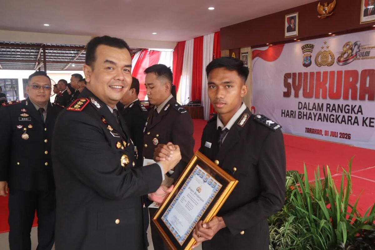 Kapolres Tarakan Pimpin Syukuran Hari Bhayangkara ke-80, 11 Personel Berprestasi Terima Penghargaan