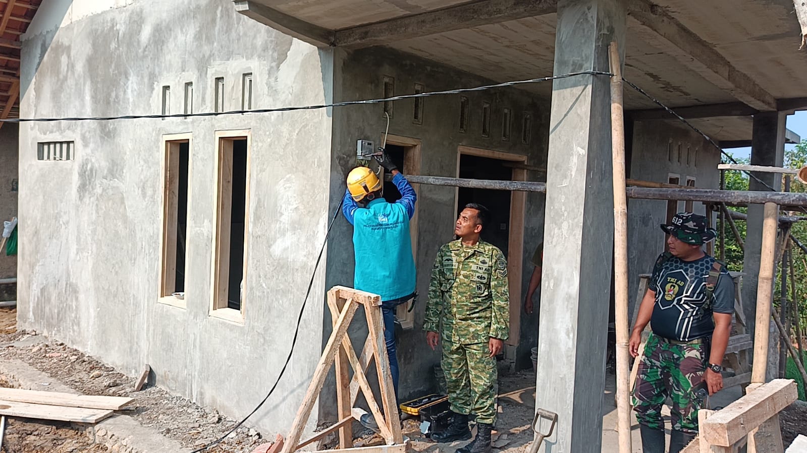 TMMD Ke-129 Kodim 0612/Tasikmalaya Resmi Aliri Listrik Gratis ke Puluhan Rumah Warga di Desa Parungponteng