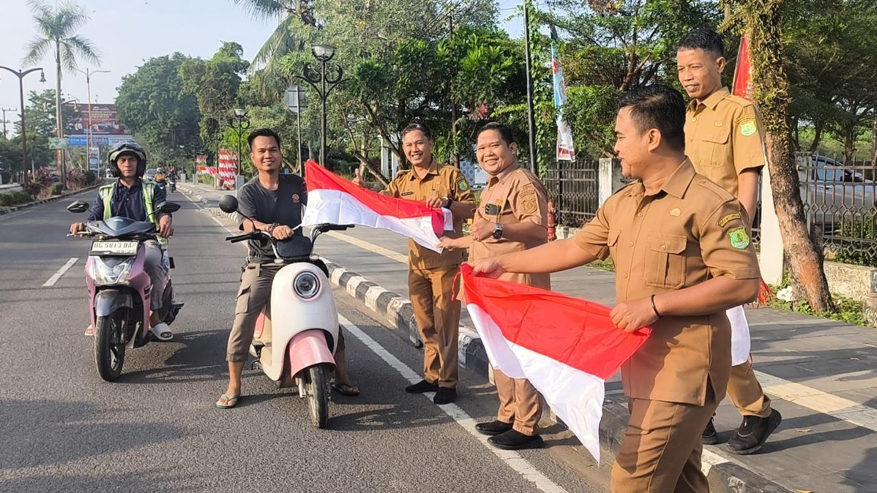 Disnakertrans Muba dan Forum HRD Bagikan 81 Bendera Merah Putih ke Warga, Imbau Perusahaan Kibarkan Serentak