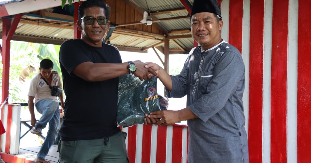 Kodim 1206/Putussibau Beri Seragam Linmas untuk Kampung Merah Putih, Dandim: Tingkatkan Kesiapsiagaan Jaga Keamanan