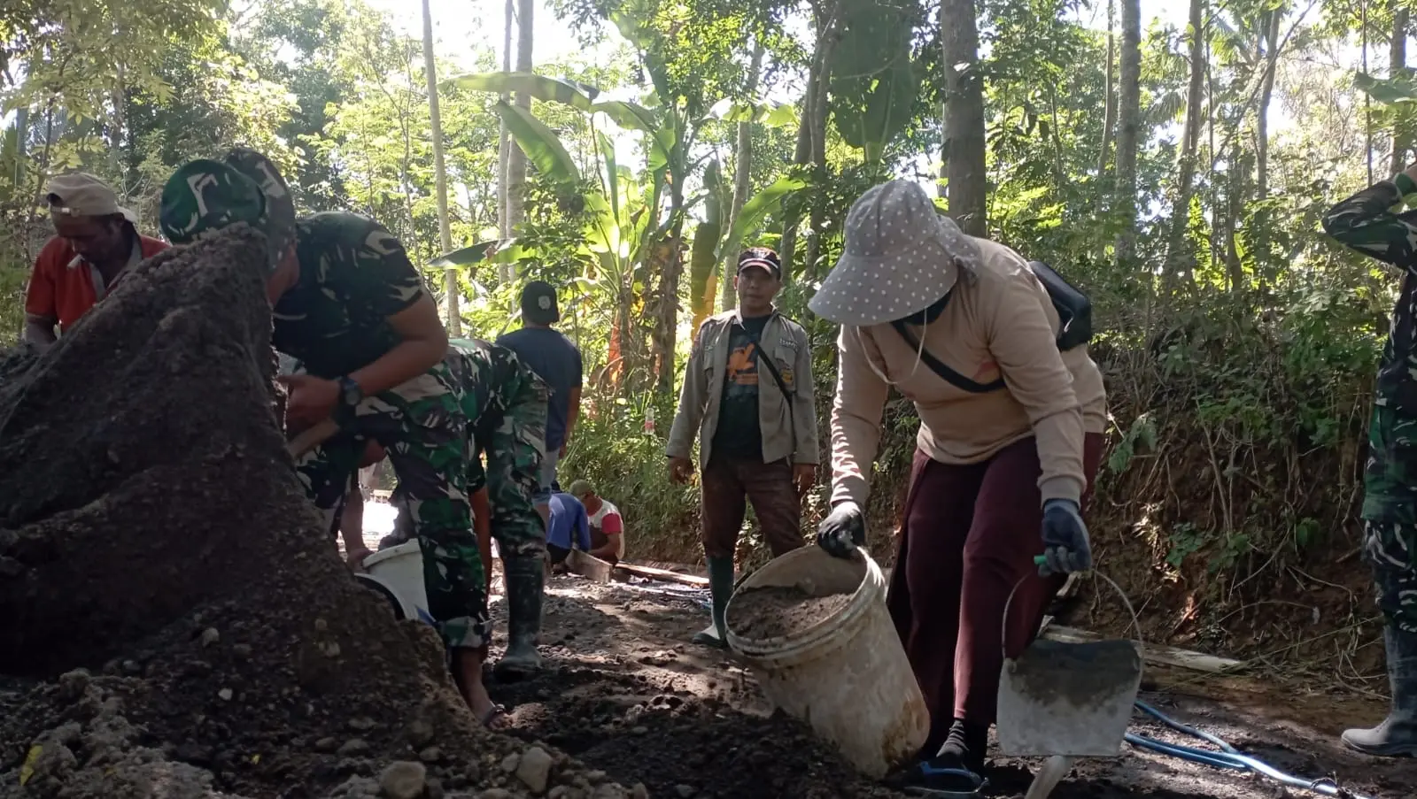 Di Balik Pembangunan TMMD di Salatiga, Para Ibu Gotong Royong Angkat Pasir hingga Siapkan Konsumsi untuk Satgas