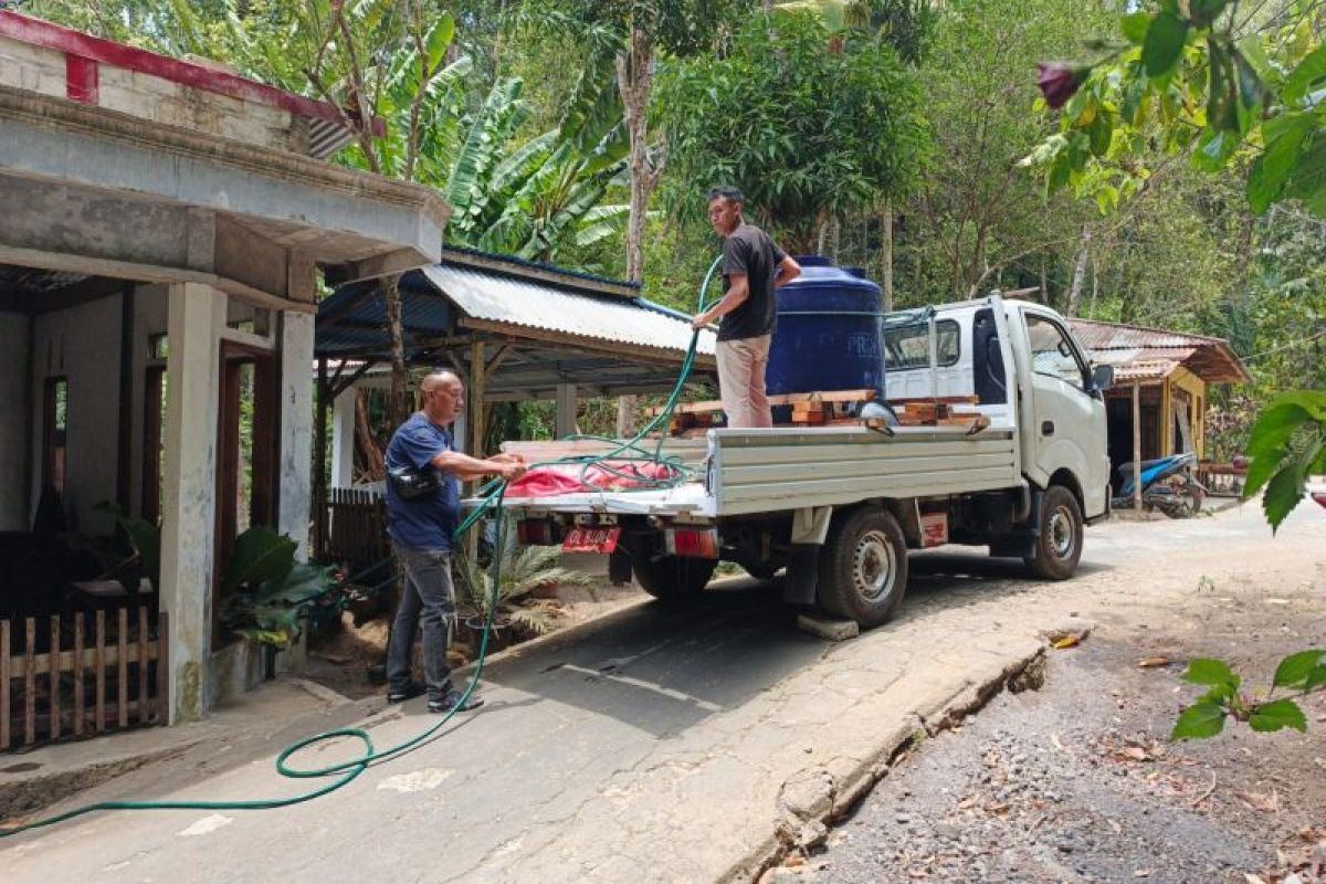 Pemkab Sitaro Distribusikan Air Bersih ke Kampung Pehe, 7 Desa di Siau Barat Utara Alami Kekeringan