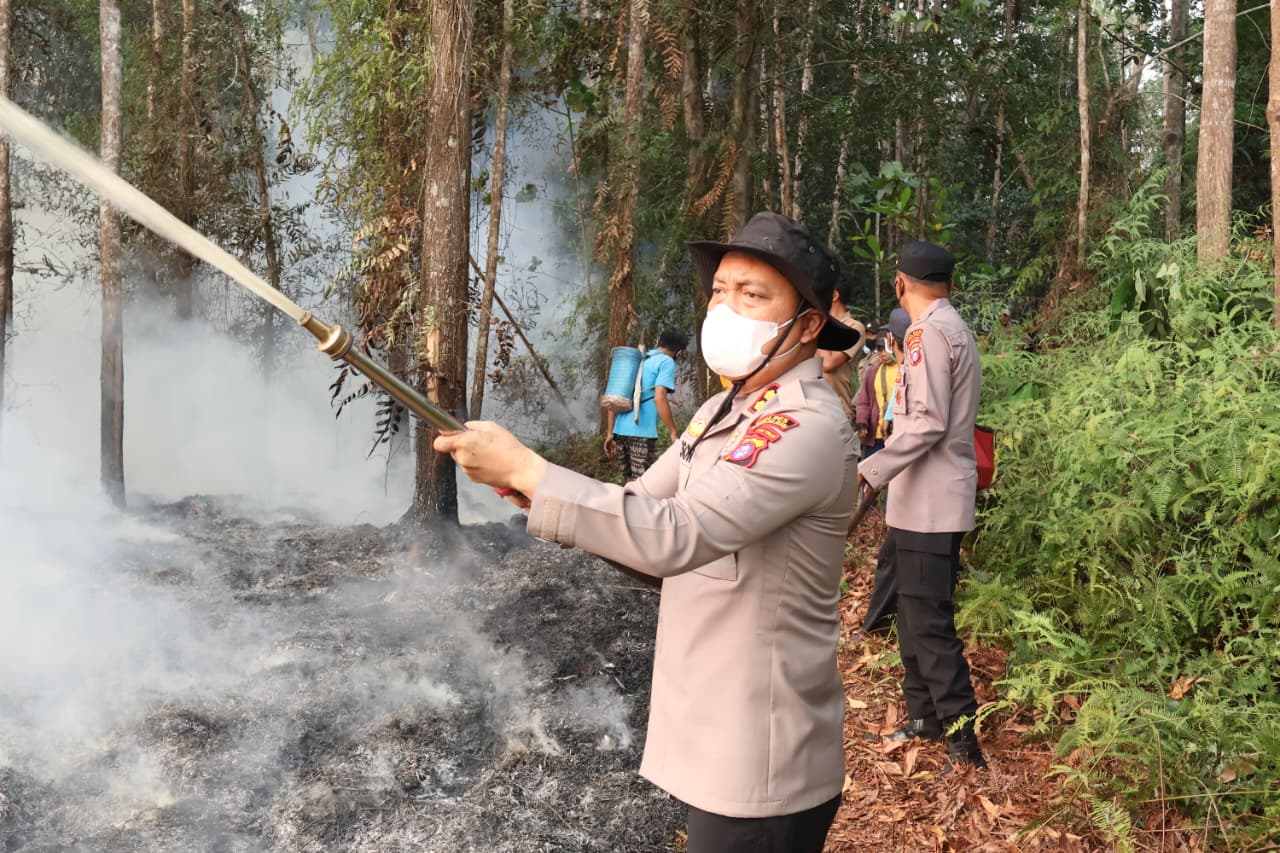 Polres Barito Selatan Padamkan Karhutla 12 Hektare di Desa Bantai Bambure, Api Baru Padam Tengah Malam