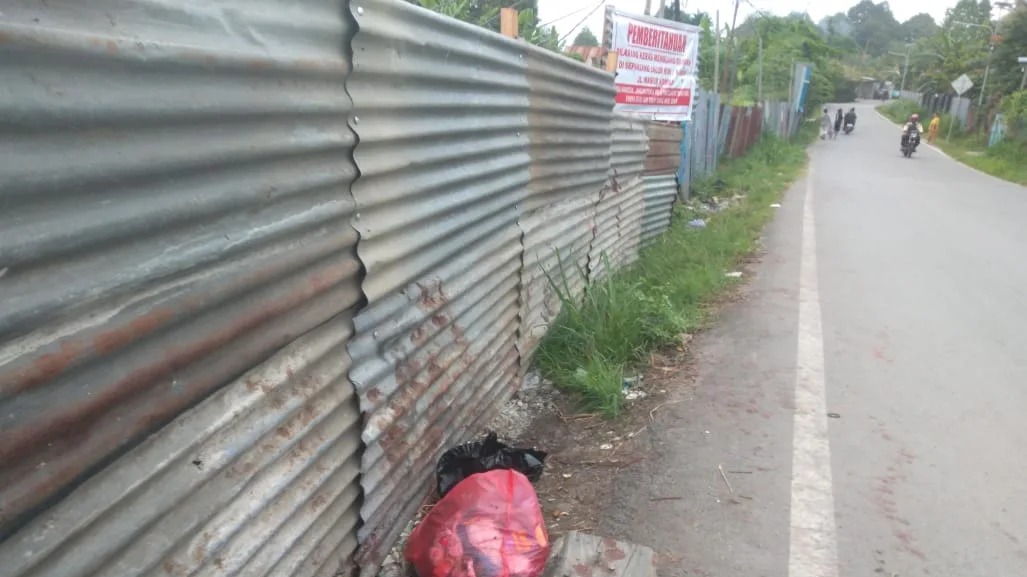 Sampah Kembali Menumpuk di Titik Larangan Jembatan Komba Sentani, Pagar dan Imbauan Kampung Tak Digubris