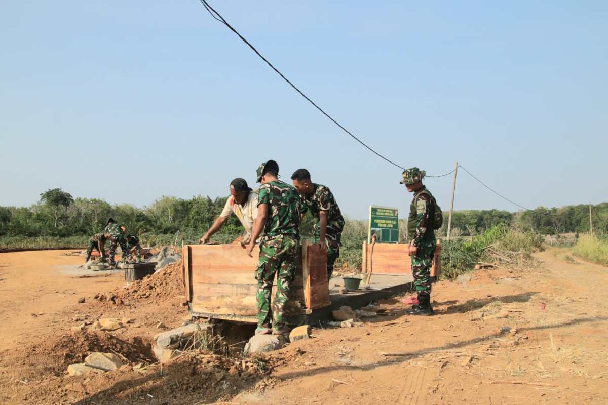 Warga dan TNI Gotong Royong Perkuat Gorong-gorong dengan Leneng di Lampung Utara untuk Hadapi Musim Hujan