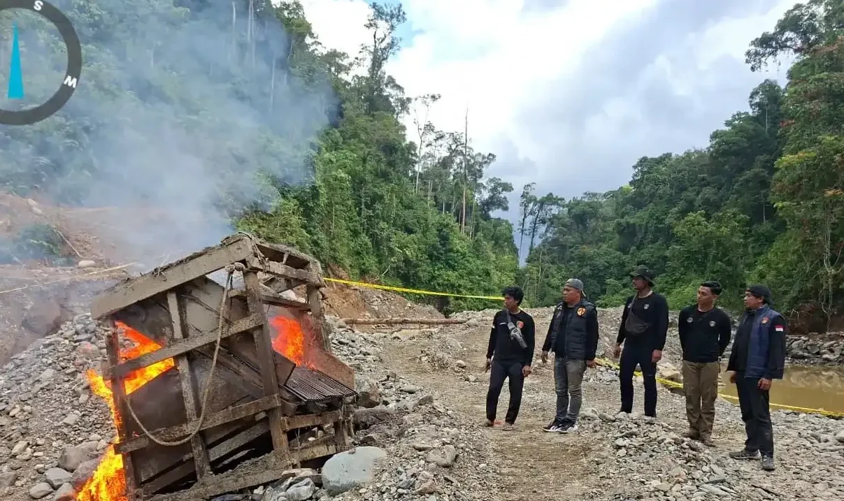 Polres Solok Selatan Musnahkan Peralatan Tambang Emas Ilegal di Sungai Bangko, Asbuk Dibakar di Tempat