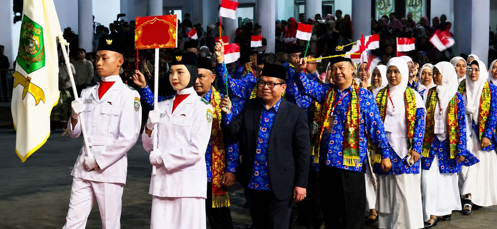 Kakan Kemenag Rejang Lebong Dr. H. Rahman Pimpin Langsung Defile Kafilah di Pembukaan MTQ ke-XXXVII Provinsi Bengkulu