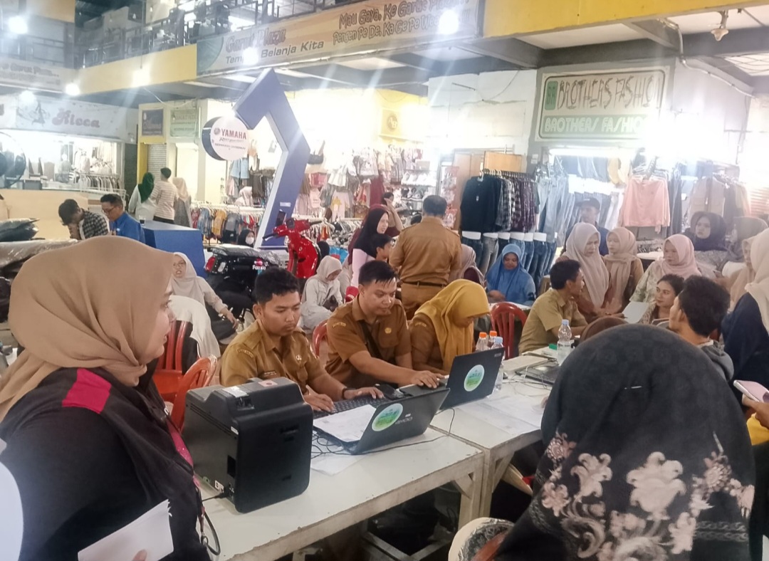 103 KTP-el Langsung Jadi dalam Sehari, Warga Garut Serbu Layanan Adminduk Gratis Sambil Belanja di Garut Plaza