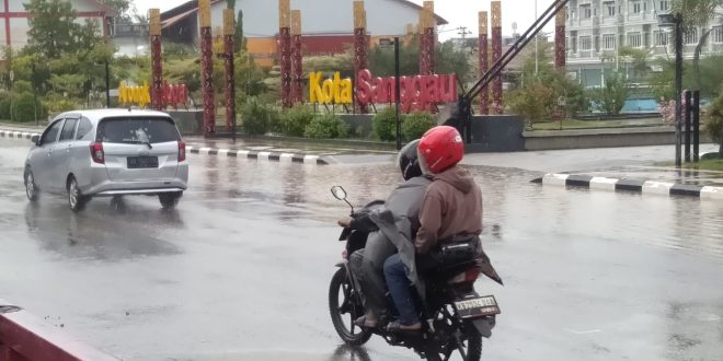 Jalan Nasional di Depan Arongk Belopa Sanggau Kerap Tergenang, Dinas PUPR Sebut Drainase Tersumbat dan Minim Pemeliharaan