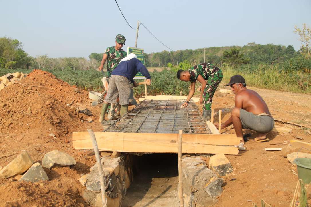 TNI dan Warga Gotong Royong Bangun Gorong-gorong di TMMD Ke-129 Lampung Utara, Target Kurangi Risiko Banjir