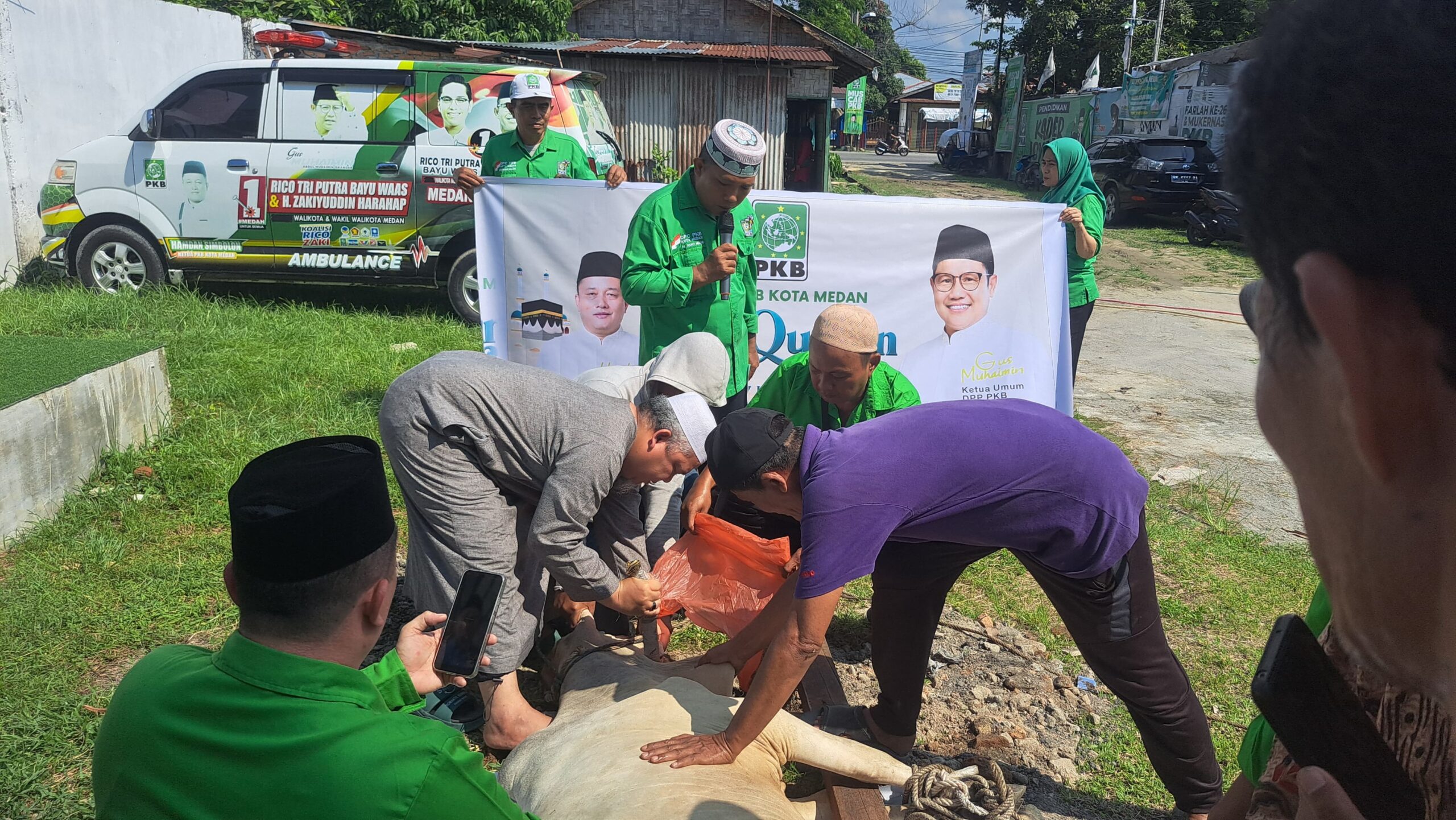 PKB Kota Medan Sembelih Dua Ekor Sapi Kurban Bantuan Muhaimin Iskandar untuk Warga Sekitar