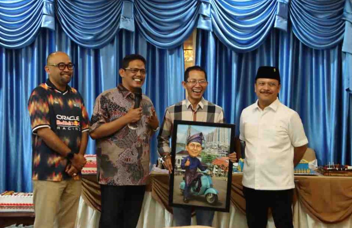 Pimpinan DPRD Kota Batam Kompak Hadiri Milad ke-58 Wali Kota Amsakar Achmad, Sajikan Karikatur Vespa hingga Tanjak