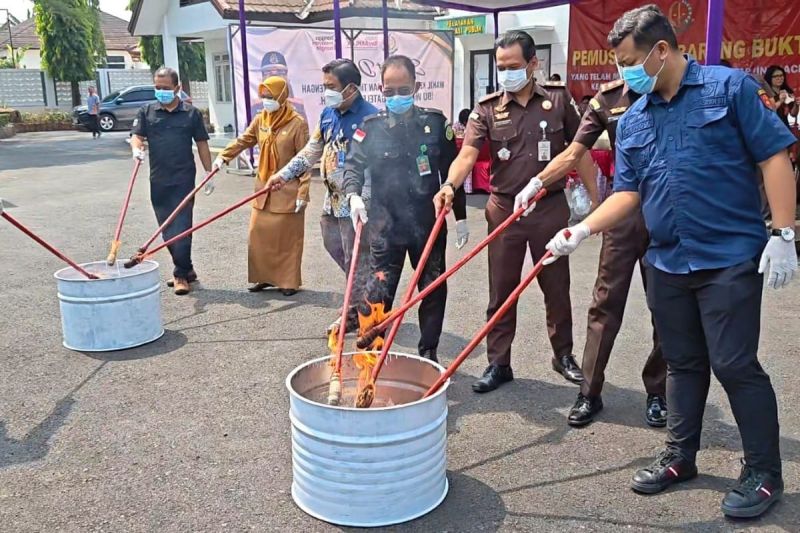 Kejari Pekalongan Musnahkan Barang Bukti 22 Perkara Inkracht, dari Narkotika hingga Tindak Pidana Umum