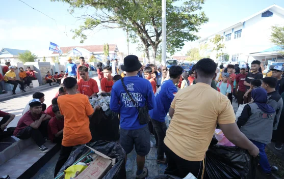HUT ke-25 Partai Demokrat, 500 Orang Bersihkan Stadion Prasamya Majene dari Tumpukan Sampah