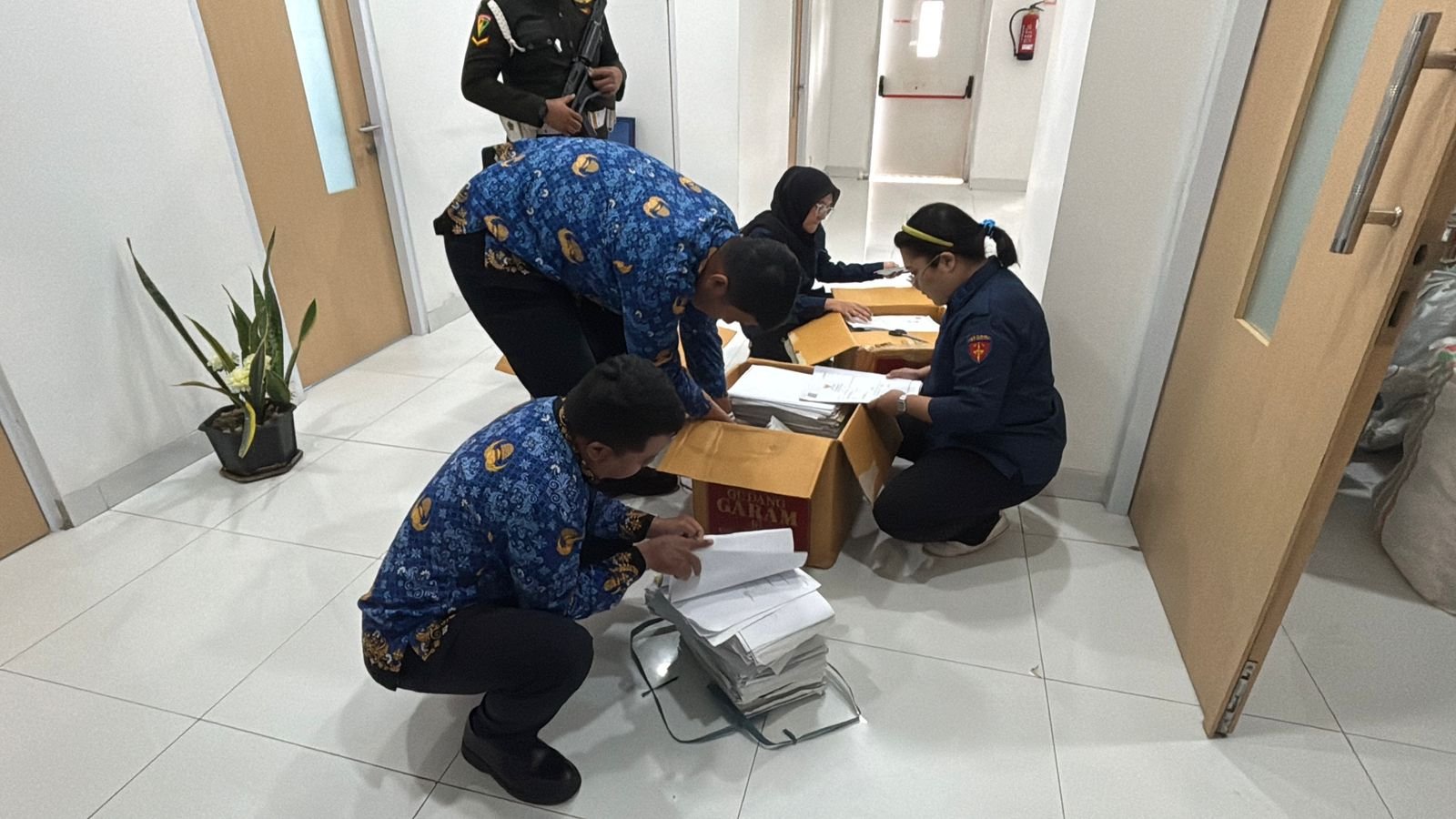 Kejati Sulteng Geledah KSOP Teluk Palu dan Rumah Eks Kepala Bapenda Donggala, Sita Dokumen SPB dan Ponsel