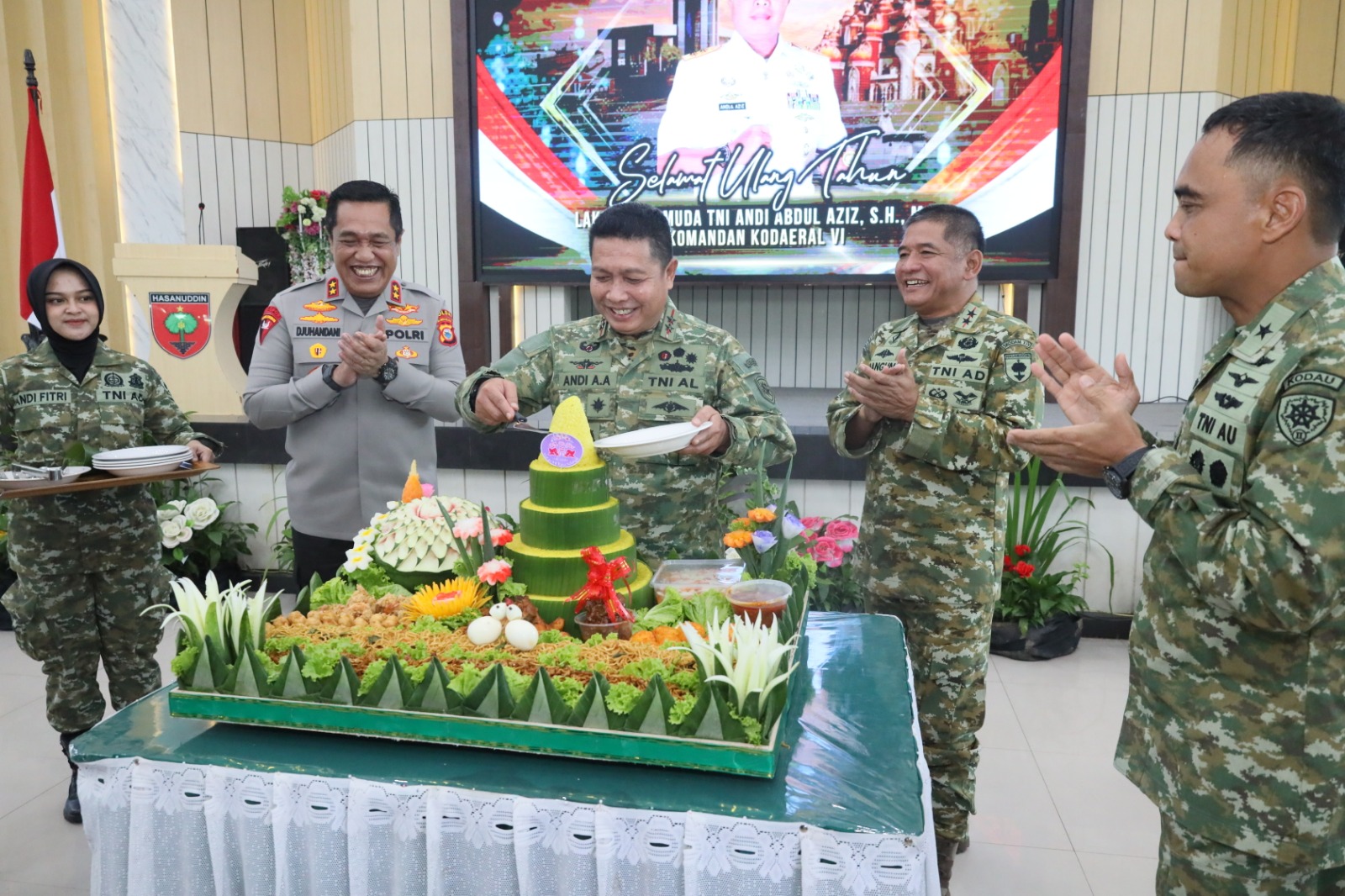 Dankodaeral VI Laksamana Muda Andi Abdul Aziz Dapat Kejutan Ulang Tahun di Tengah Coffee Morning TNI-Polri Sulsel