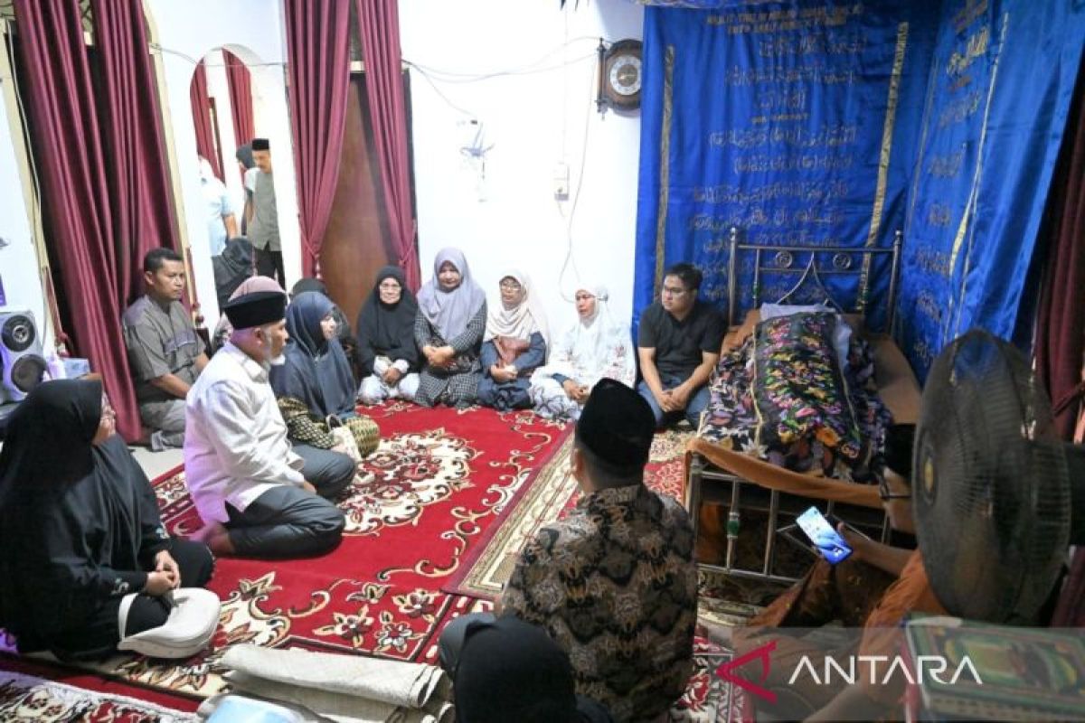 Gubernur Sumbar Mahyeldi Melayat ke Rumah Duka Kadis Kebudayaan Syaiful Bahri yang Meninggal di Usia 59 Tahun