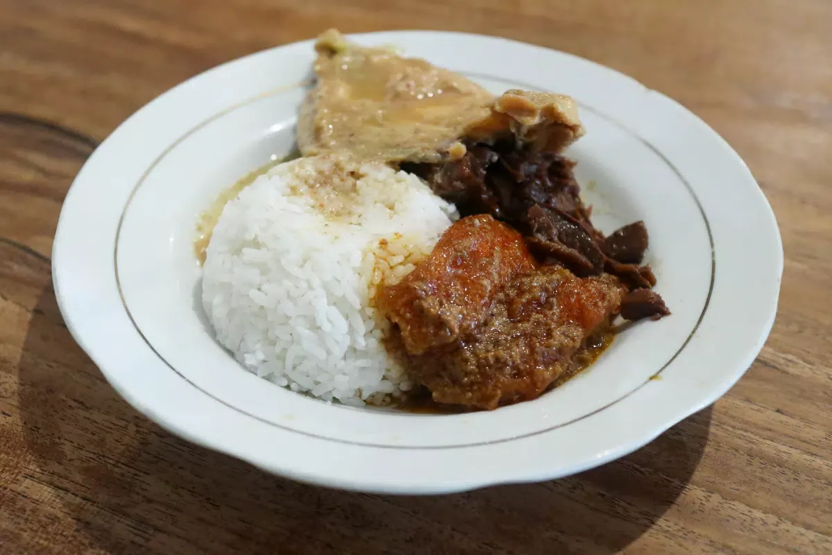 Antre 45 Menit di Gudeg Sagan Yogyakarta, Wartawan Mojok Rasakan Manisnya yang Seimbang untuk Lidah Skeptis