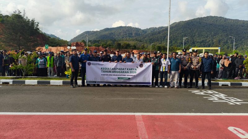 Sinergitas TNI-Polri dan Pemda, 400 Warga Jemaja dan Jemaja Timur Kerja Padat Karya di Bandara Letung