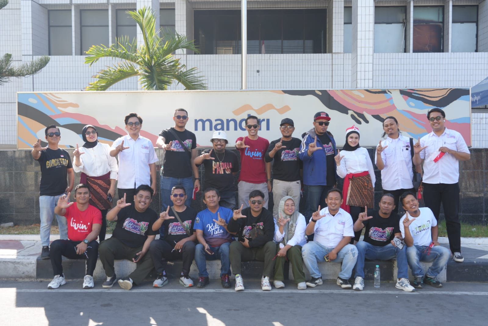 810 Bendera Merah Putih Dibagikan Bank Mandiri dan SMSI Gorontalo di Simpang Empat, Warga Antusias Sambut HUT ke-81