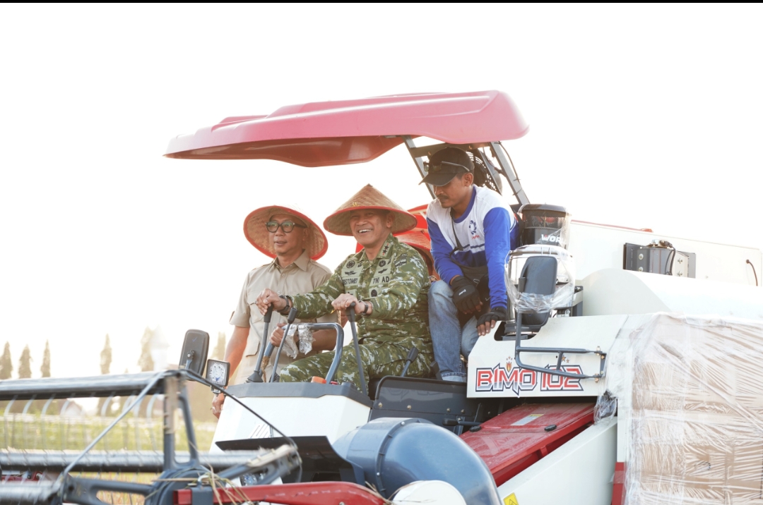 Pangdam XXI/Radin Inten Panen Raya Padi di Lampung Tengah Pakai Combine Harvester, Dukung Program Ketahanan Pangan Nasional
