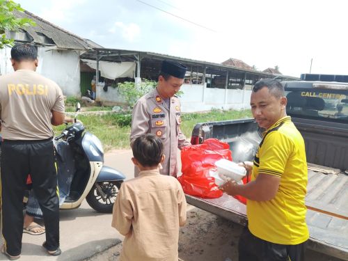 Polsek Lambu Kibang Bagikan Nasi Kotak ke Jemaah Masjid di Tiyuh Kibang Budi Jaya, Jumat Berkah Jadi Ajang Silaturahmi