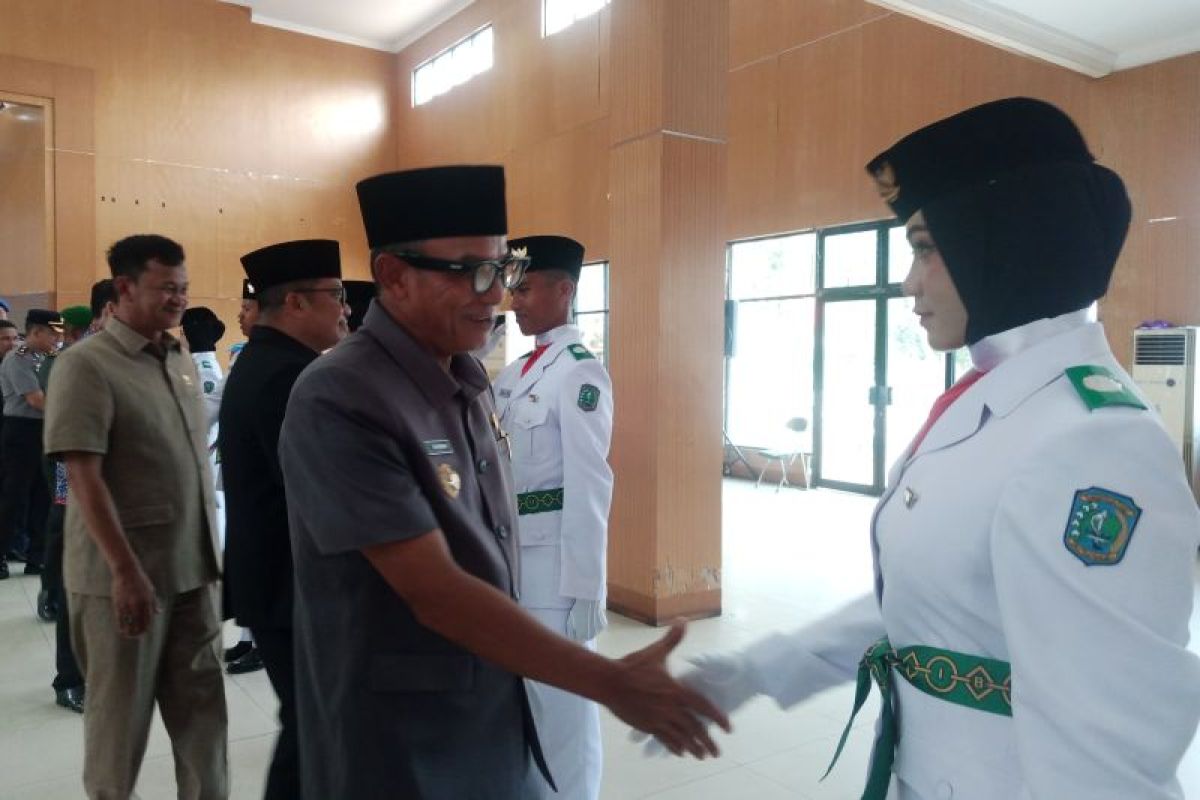 Bupati Belitung Kukuhkan 32 Anggota Paskibraka untuk Upacara HUT ke-81 RI di Stadion Tanjungpandan
