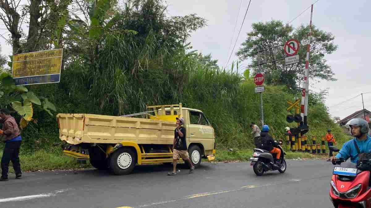 Sopir Truk Terjepit di Parit Cibodas Tasikmalaya, Damkar yang Baru Padamkan Kebakaran Langsung Evakuasi