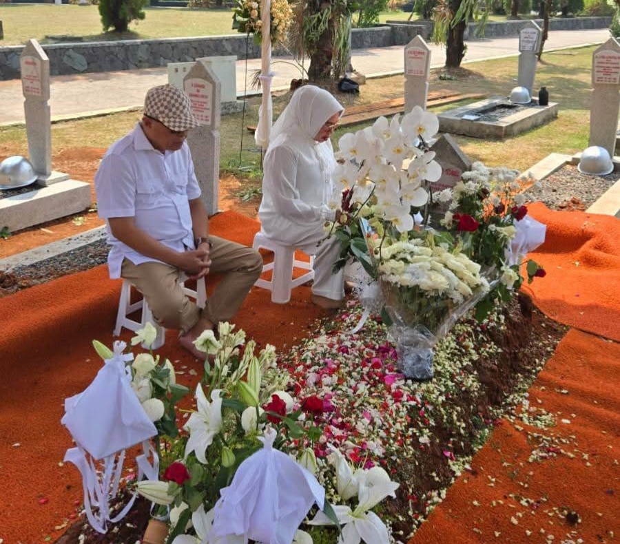 Bupati Gorontalo Sofyan Puhi Ziarah ke Makam Rachmat Gobel di Jakarta, Tegaskan Komitmen Lanjutkan Perjuangan untuk Daerah