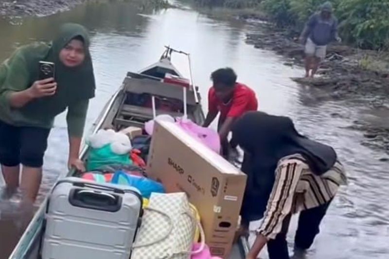 Debit Air Sungai Hantipan Kotim Surut, Warga di Perbatasan Terpaksa Dorong Perahu demi Sampai ke Sampit