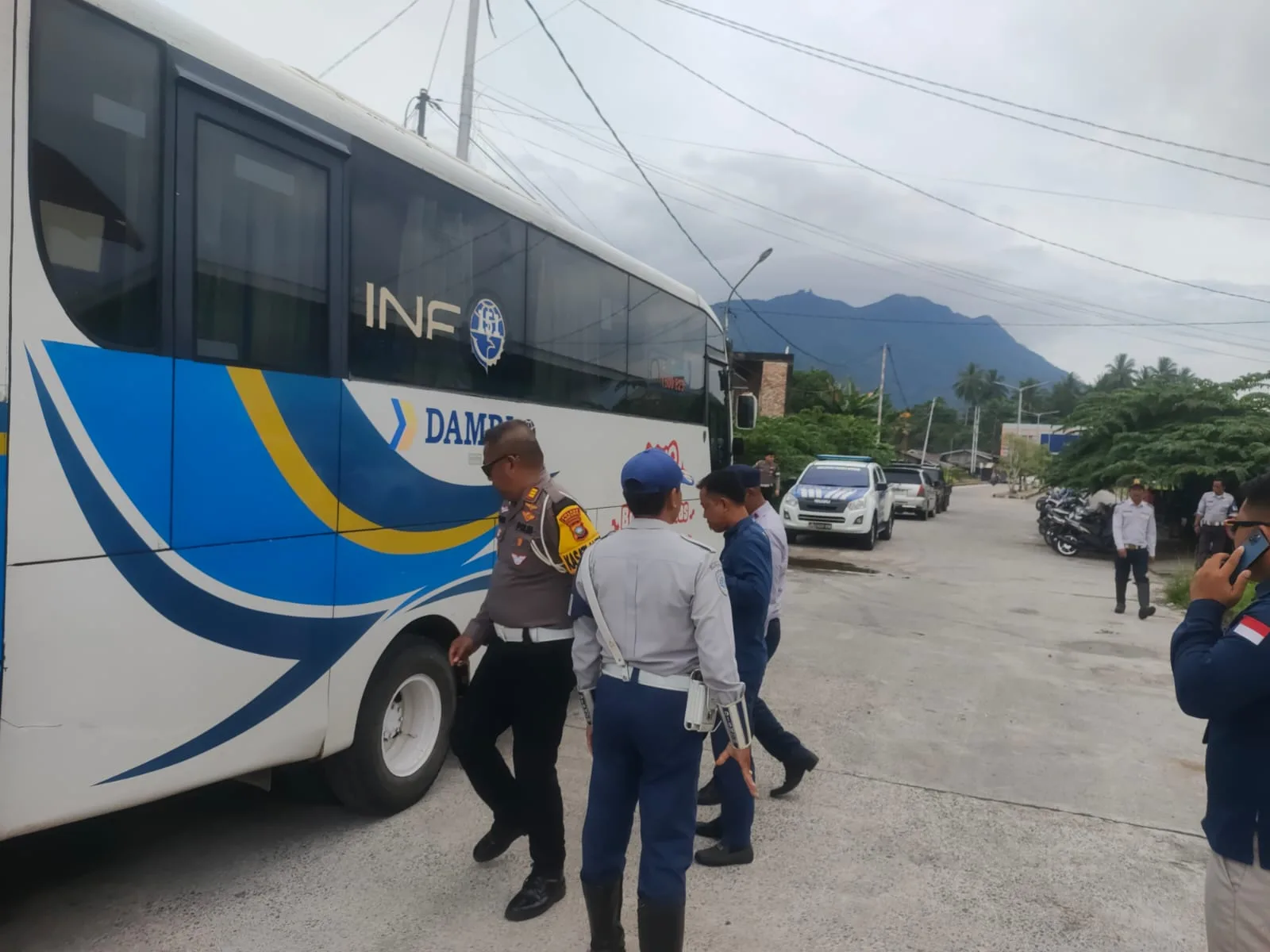 Satlantas Natuna dan Dishub Periksa Kelaikan Bus Damri di Pasar Baru, Sopir Diingatkan Soal Keselamatan