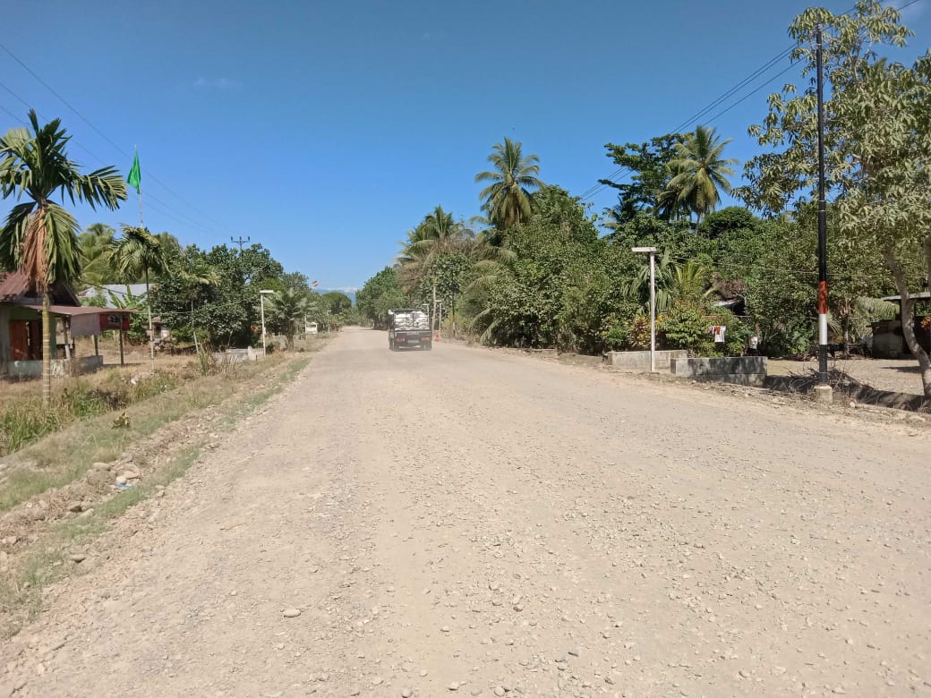 Proyek Jalan Seram–Wailoping di Maluku Tengah Dikeluhkan Warga, Debu Ganggu Kesehatan dan Papan Informasi Hilang